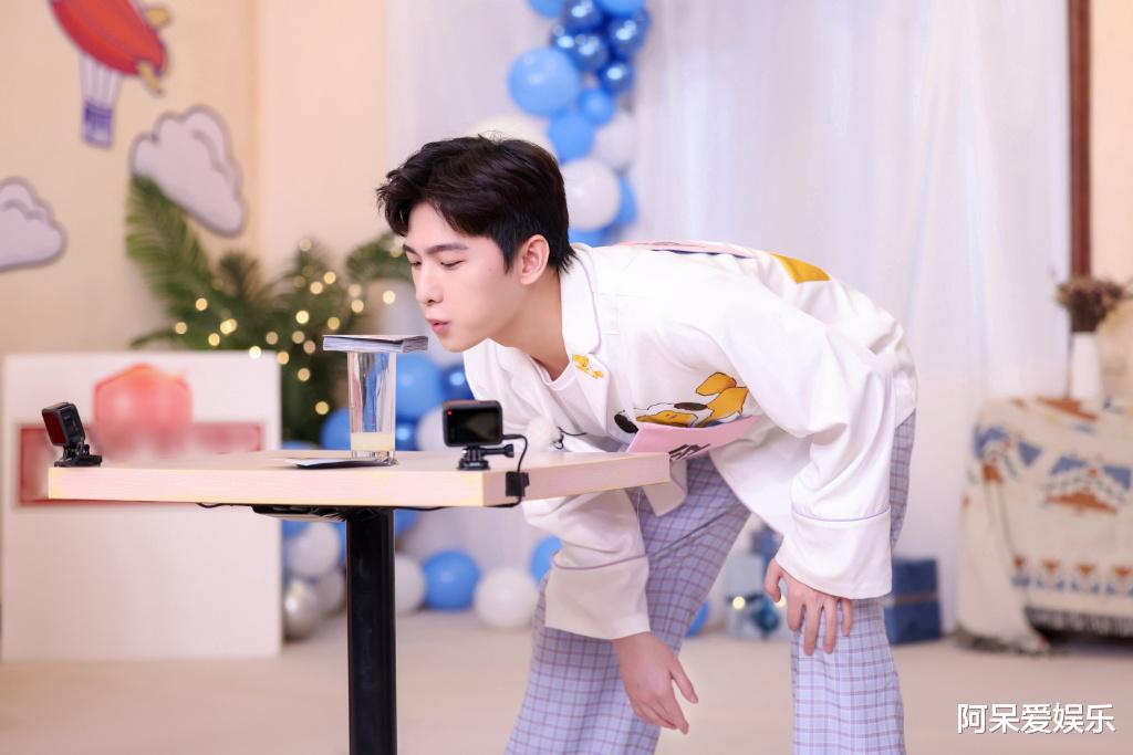 杨洋|《青春环游记3》杨洋提前杀青:留给节目组的“笨蛋美人”不多了