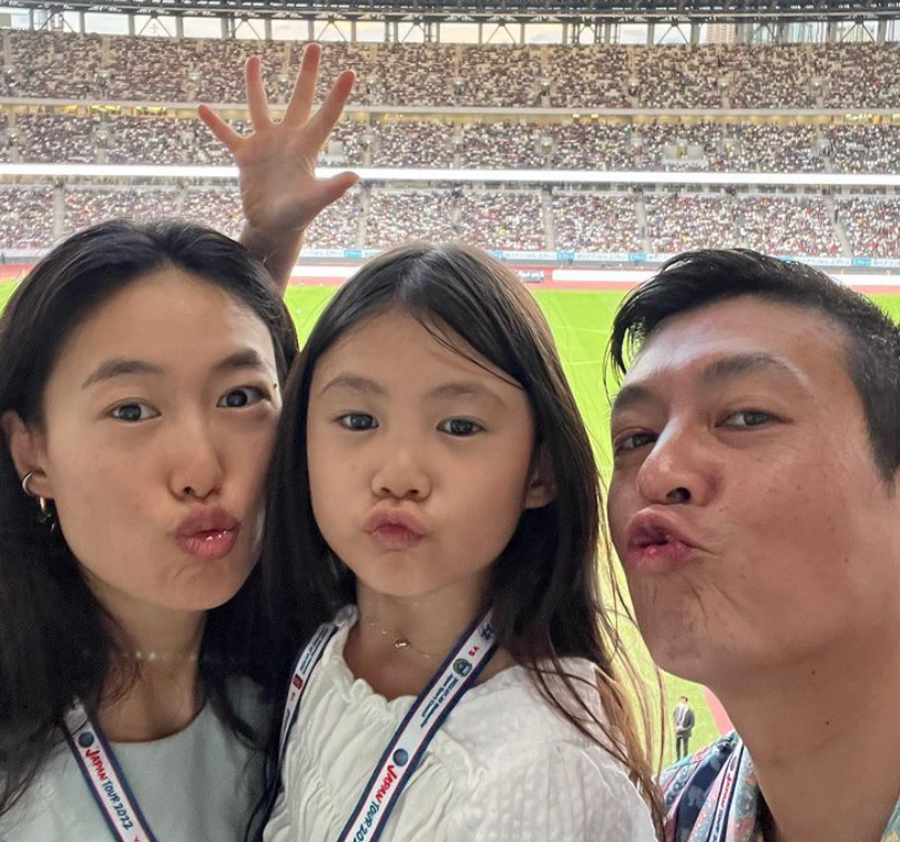 陈冠希|冠希哥为老婆秦舒培庆生，海边嘟嘴亲吻很恩爱，图片颇有艺术感