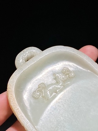 和田玉籽料|清乾隆 造办处 和田玉籽料白玉 羊脂玉 双龙戏珠纹 钟形玉砚
