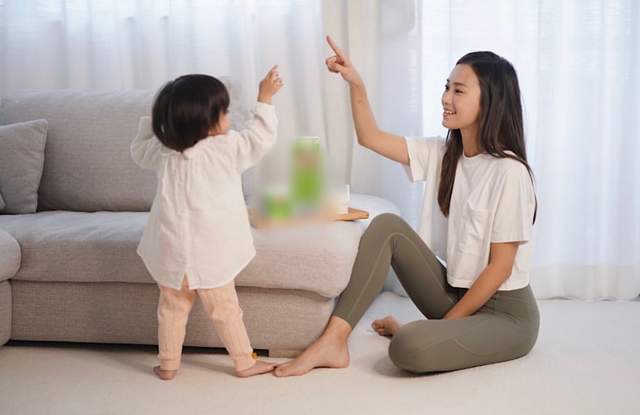 37岁前TVB花旦为3岁女儿庆生,豪宅内景太朴素,富二代老公未现身