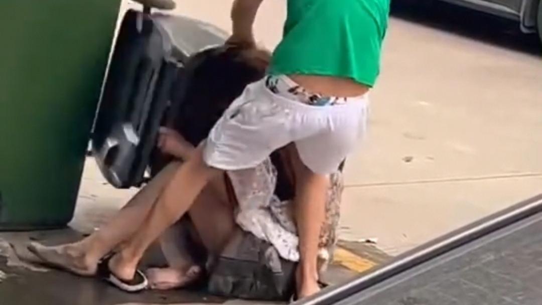 桐乡一男子当街殴打女子，把女子往垃圾桶里装，自称被女子骗了钱