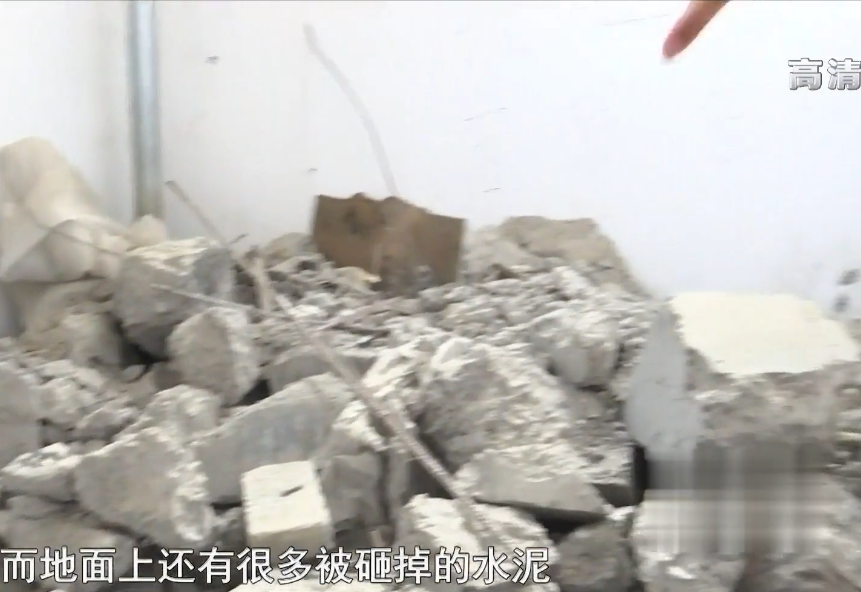 河北老人霸占楼梯5年:要上楼先交50万,不然谁都别想从这过