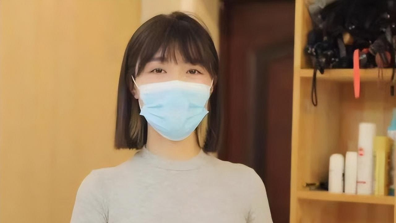 腾讯|一夜走红的杭州郑女士，直播带货时摘下口罩，结果被网友们骂哭