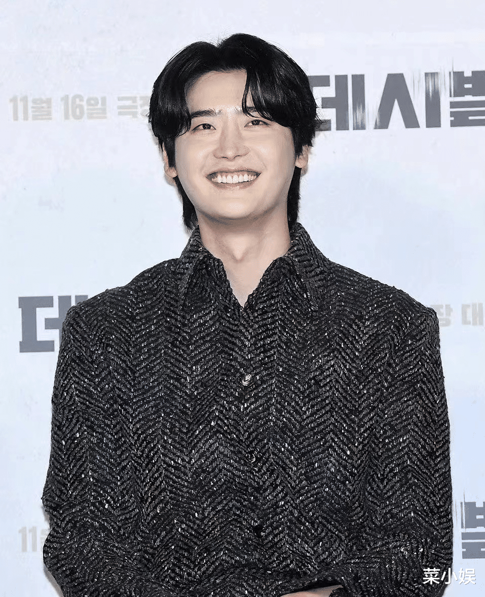 李钟硕|33岁李钟硕新片发布会状态引热议，面部肿胀与车银优同框差别大