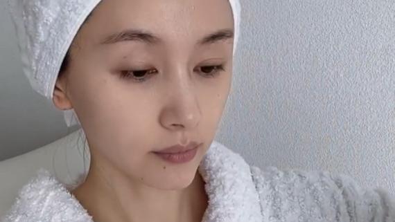 王子文 王子文穿浴袍出镜分享护肤，懒理劝分手热评，与吴永恩低调撒糖