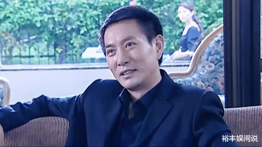 |51岁姚刚现身小理发店!满脸堆笑T恤湿透,“赖”着不走蹭空调