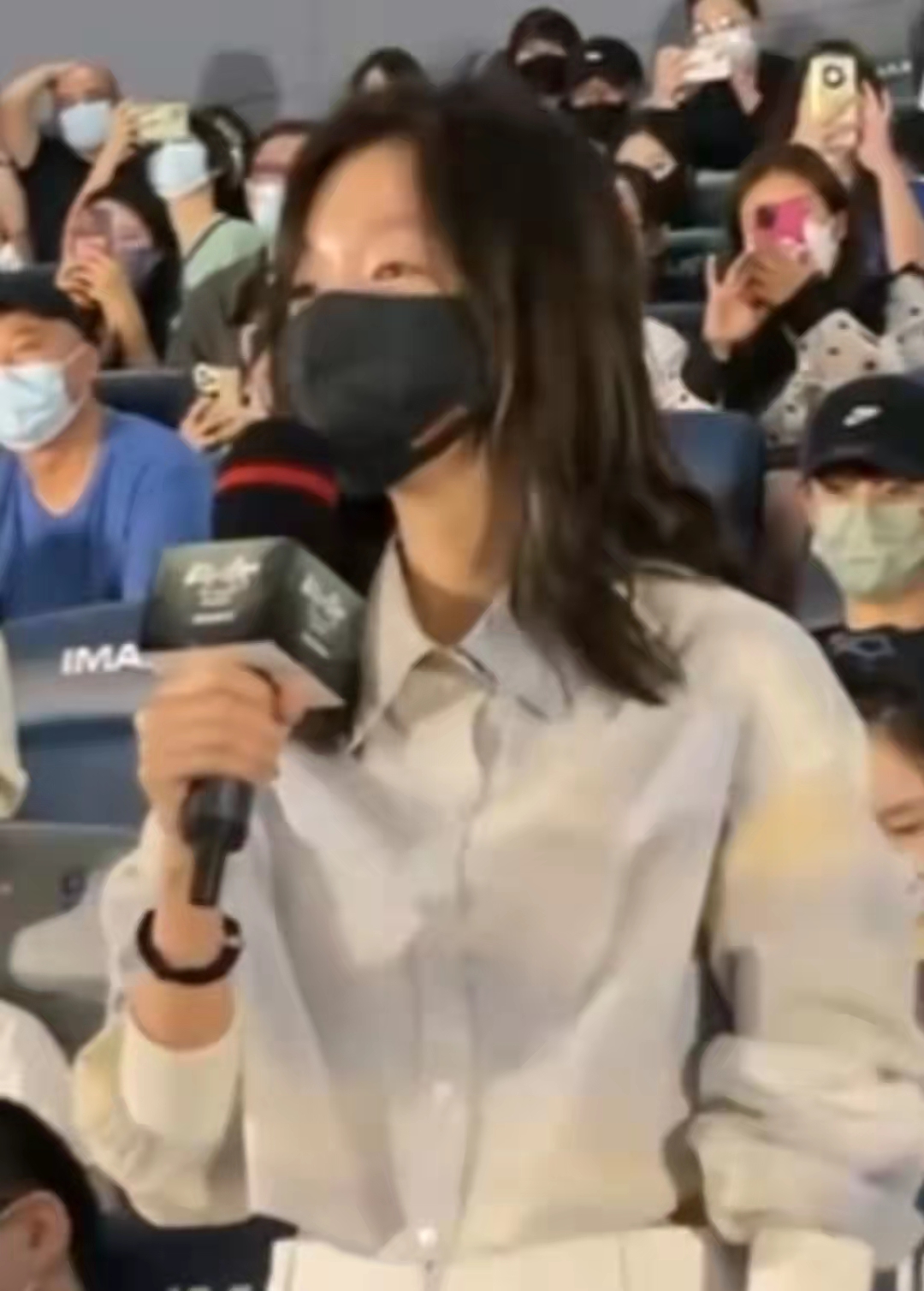 周冬雨|周冬雨素颜为马思纯撑场！竖大拇指大赞其演技，力破二人不和传闻