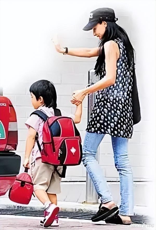 14岁儿子因表现不好被妈妈说了几句,结果,妈妈惨遭儿子当众暴打