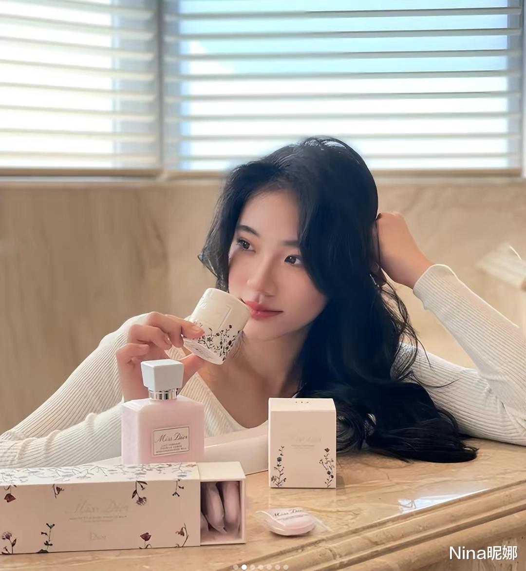 经典 小S14岁女儿出道就顶流！烫黑卷发拍广告好成熟，母女有同款嘴唇