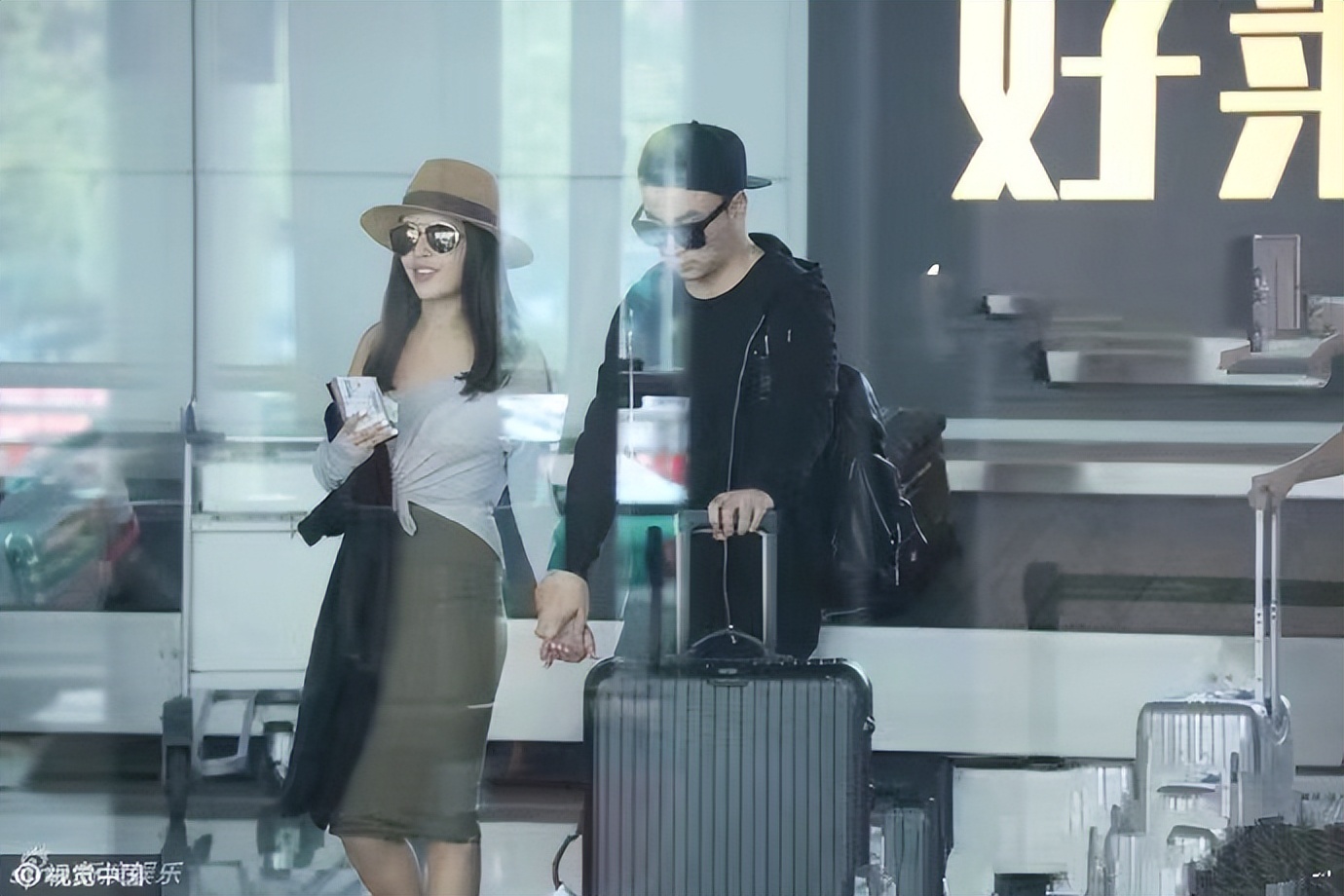 释小龙|曝释小龙已结婚生子，女儿被保姆紧抱手中，妻子随行身材凹凸有致