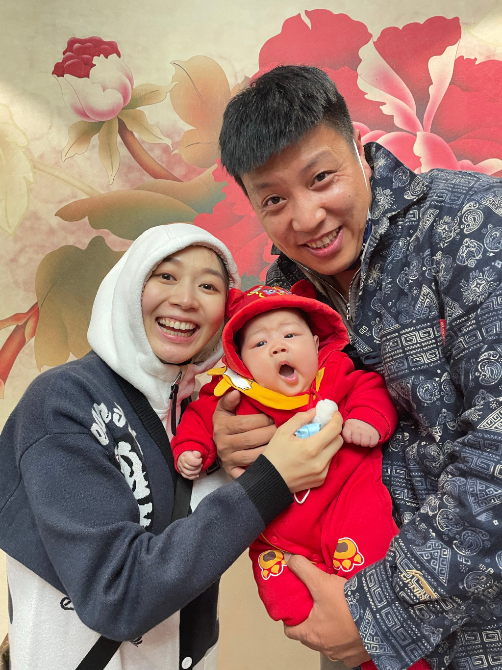 奥运冠军|可爱！中国奥运冠军让儿子戴着金镶玉出镜，肉乎乎的脸蛋萌出天际