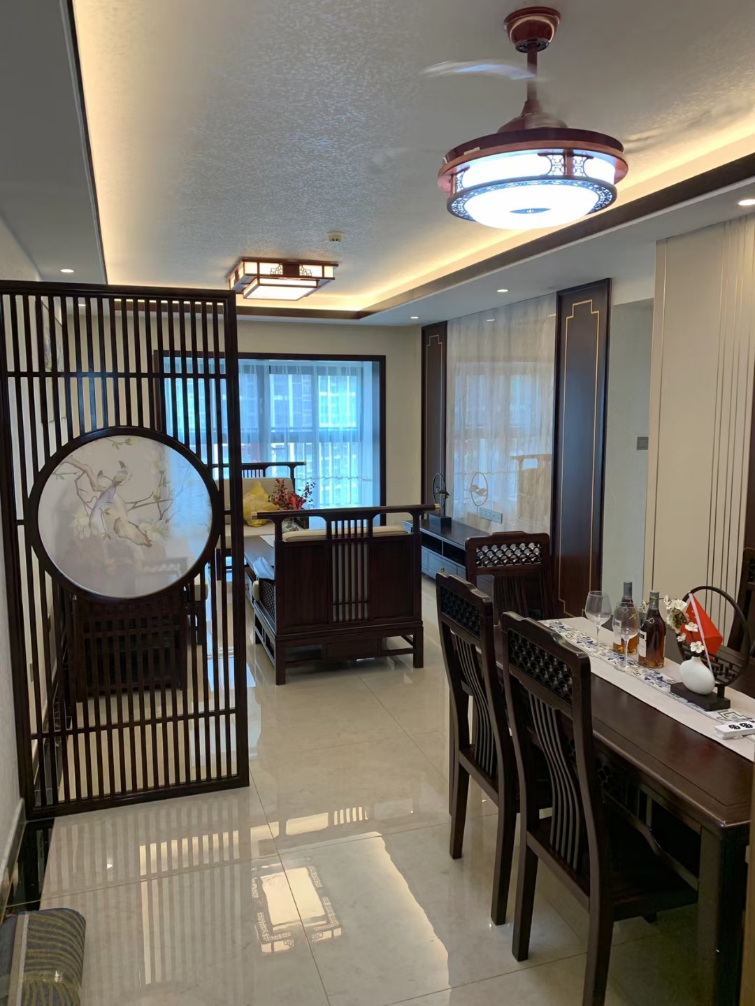 新中式实木家具打造出深沉，古韵的空间氛围