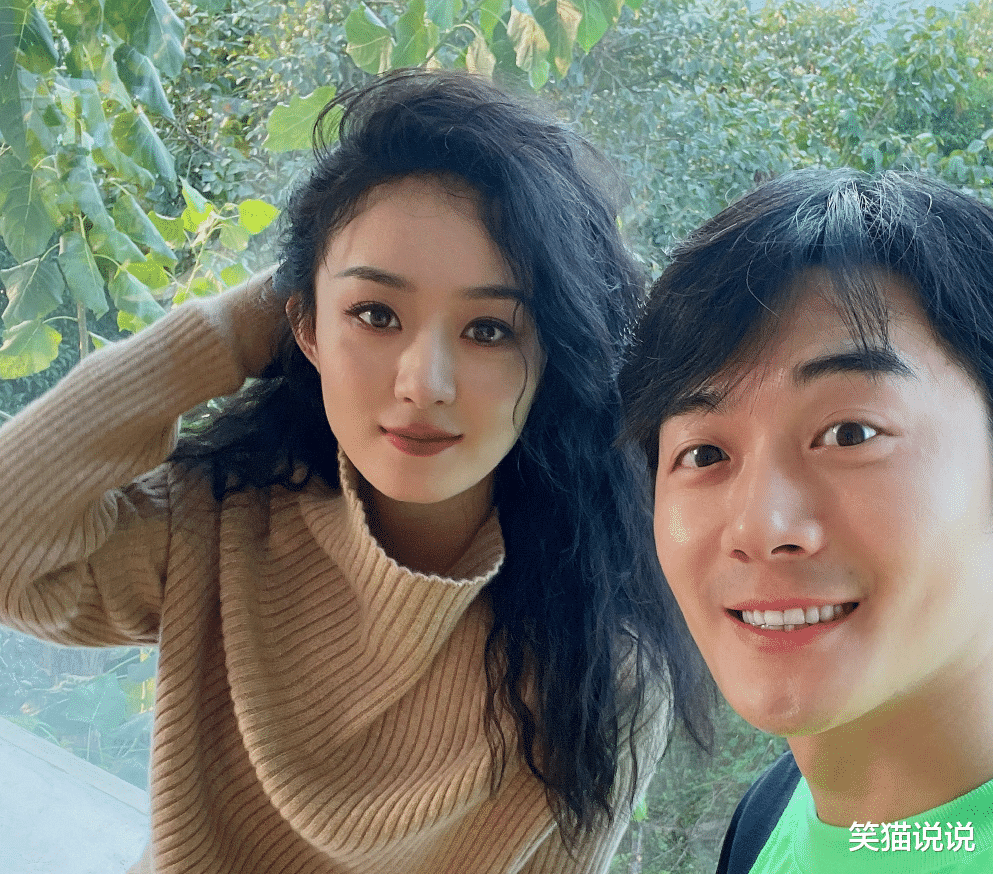 赵丽颖|造型师晒与赵丽颖合照,颖宝头发浓密又现窄额发际线,状态很好似洋娃娃!