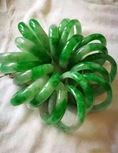 翡翠手镯|点名表扬这块原石，开出20支翡翠手镯，身价飞涨