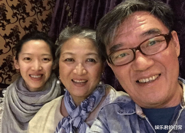 李立群|69岁李立群凌晨收工，现身内地苍蝇小馆，眼神迷蒙兴奋喝伏特加