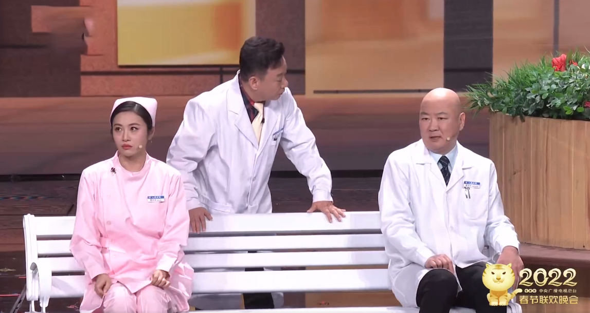 小品|简评2022央视春晚语言类节目：小品不好笑，相声老套，脱口秀拉胯