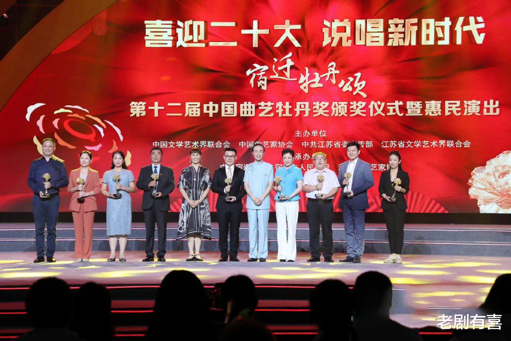 相声|看了这届戴志诚主持的中国曲艺牡丹奖晚会,发现了姜昆的相声特点