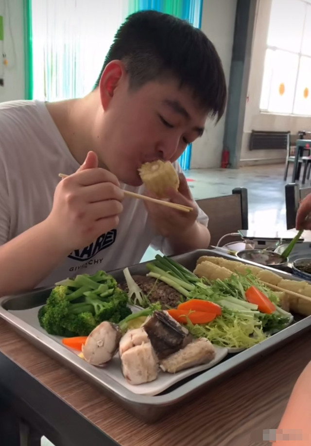 赵一楠 赵本山儿子近况曝光，为事业狂吃减脂餐，一人喝4瓶奶吃8个鸡蛋