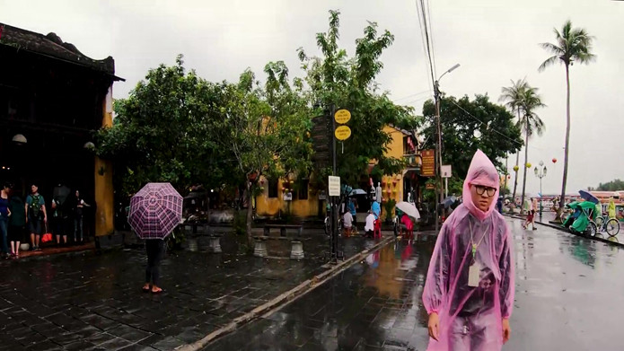 许多|会安古城街道上一片热闹，商业配套完善，当地人吃穿不愁