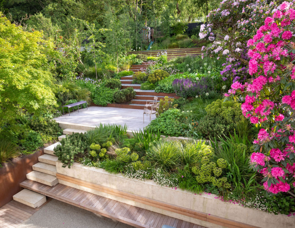 庭院做成阶梯式,不用打水泥,废旧金属框填满石砾,一层又一层