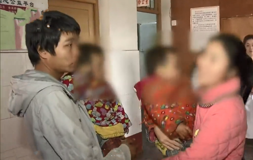 2012年,名牌大学生嫁给农民,生下双胞胎儿子后,却变得离奇疯癫