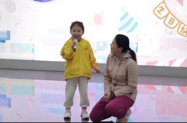 王楠|王楠为女儿庆生办运动会，陪笑笑踢足球，姥爷姥姥现身，三代同堂