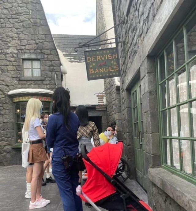 王思聪|王思聪坐轮椅游环球影城,专门请助理推着走,一众美女跟随阵仗大