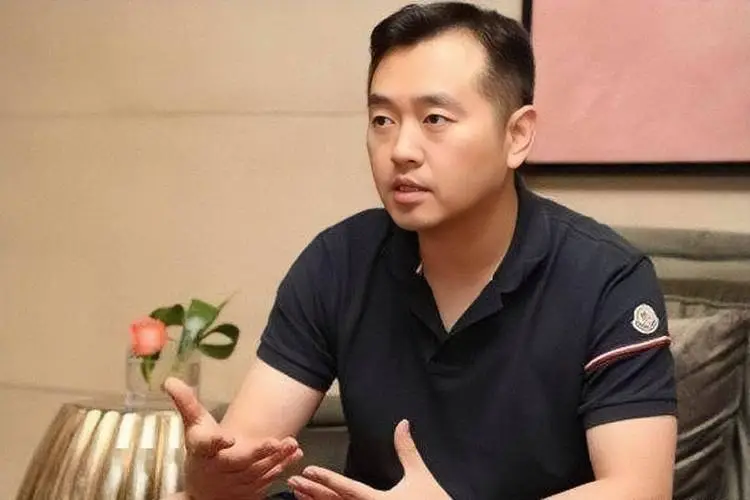 孔令辉|曾经的男单冠军孔令辉辞去主教练这一职位后，现在过得怎么样？