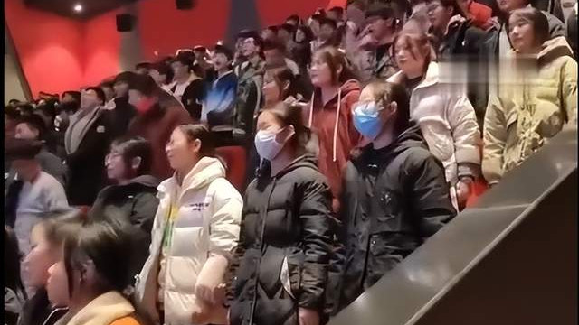 满江红|学校组织看电影，集体现场背诵《满江红》？网友：再刺上精忠报国