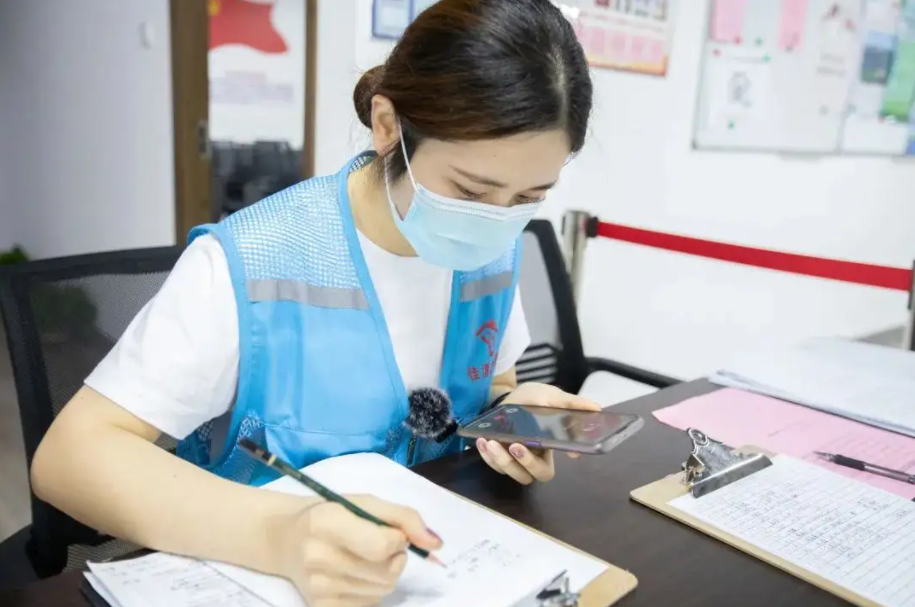 穿衣搭配|公司降薪后员工“集体摆烂”，下班后根本联系不到人，老板很为难！