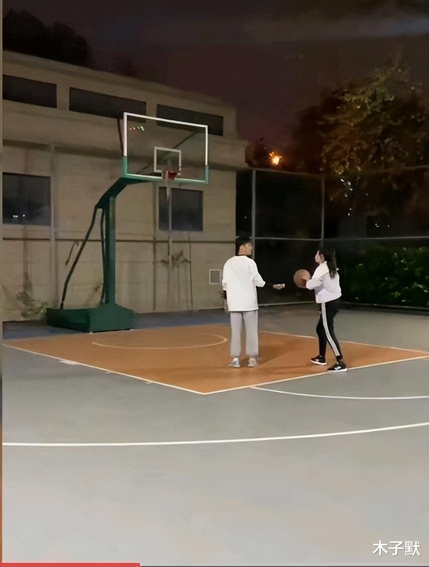 女孩 男朋友把她养胖又带她减肥，世界上最好的情话：我陪着你