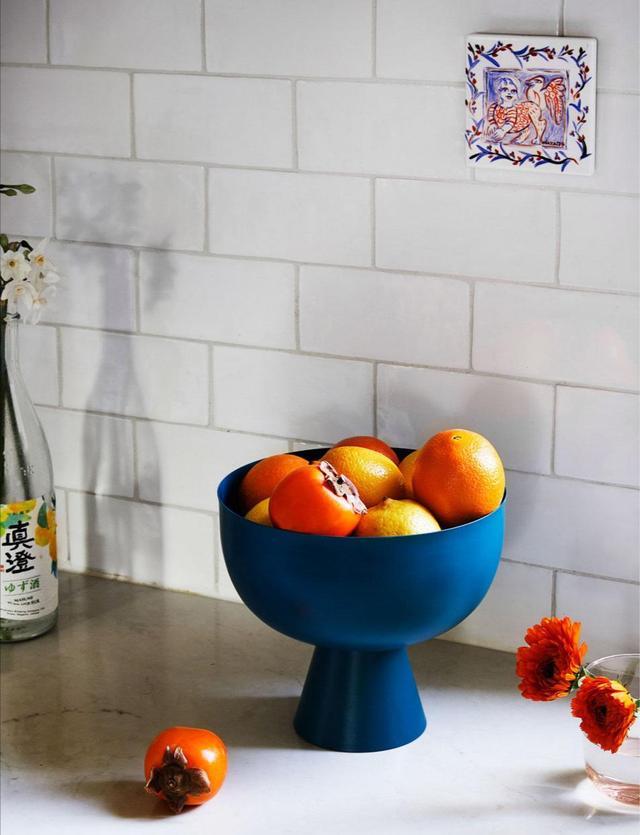 一对爱音乐的年轻夫妻，用花和装饰画，营造了一个舒适度满分的家