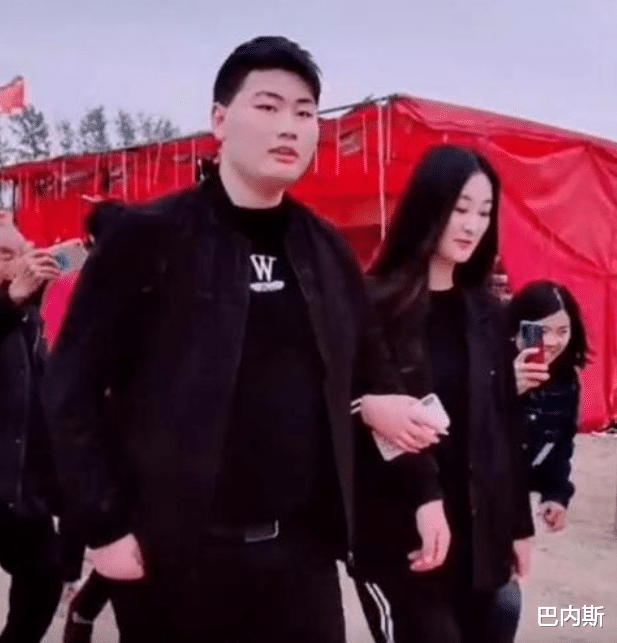 陈亚男|朱小伟身边又多了一位美女,两人态度亲密,被夸比陈亚男好看