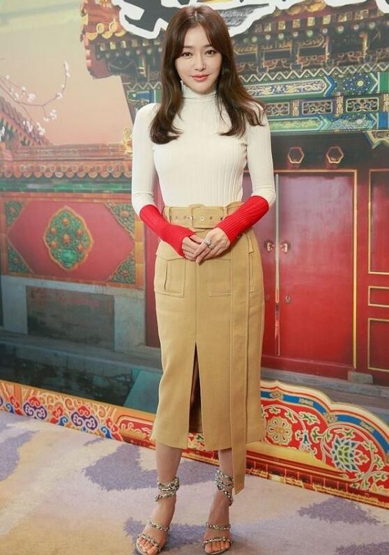 秦岚|秦岚气质真好！“钻石衣”搭配粉色长裙，不显浮夸，反而很显气场