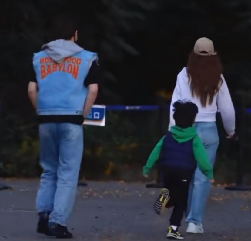 Angelababy|Angelababy带娃出行，母子罕见同框超有爱，小海绵飞奔跑向母亲