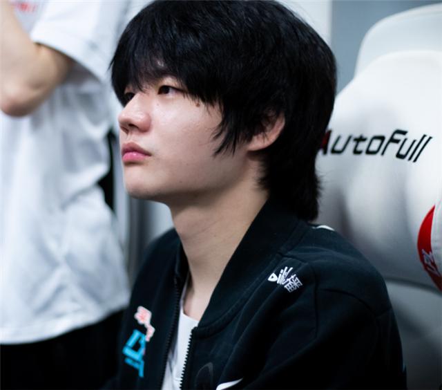 cp粉|给刘青松刷几万礼物?女粉因维护选手被冲,急忙道歉:我做得不好