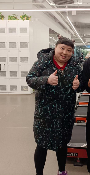 林生斌|知名笑星何晶晶下乡商演！脖子粗大身形发福，众人献花鸣炮排场大