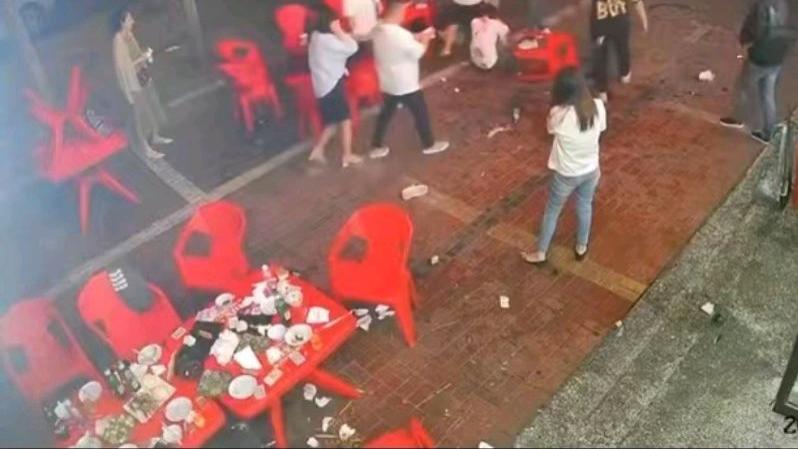 光天化日调戏、狂暴围殴女性，这帮流氓简直无法无天，让人震惊