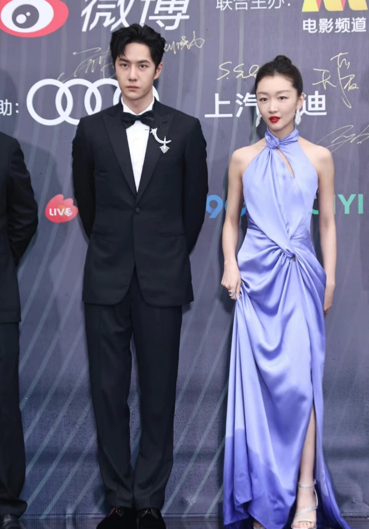 周冬雨|周冬雨今晚走红毯大秀性感!惊艳亮相成全场大赢家,穿紫色好精致