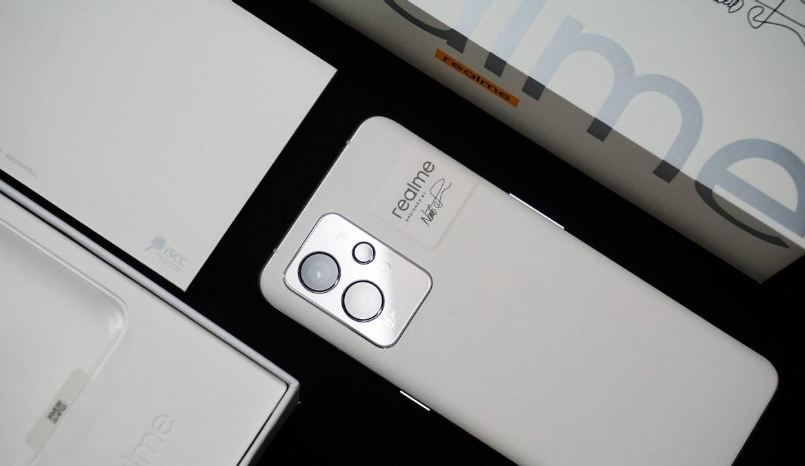 电影|直屏旗舰降价900元，5000mAh+骁龙8 Gen1，仅上市不到三个月