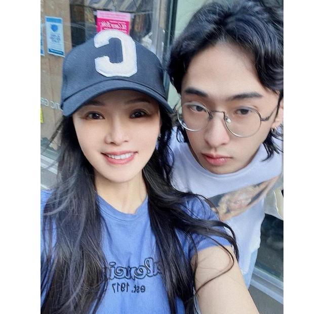 伊能静|伊能静和儿子出席活动，亲密抚摸儿子脸颊，儿子给别人化妆很专业