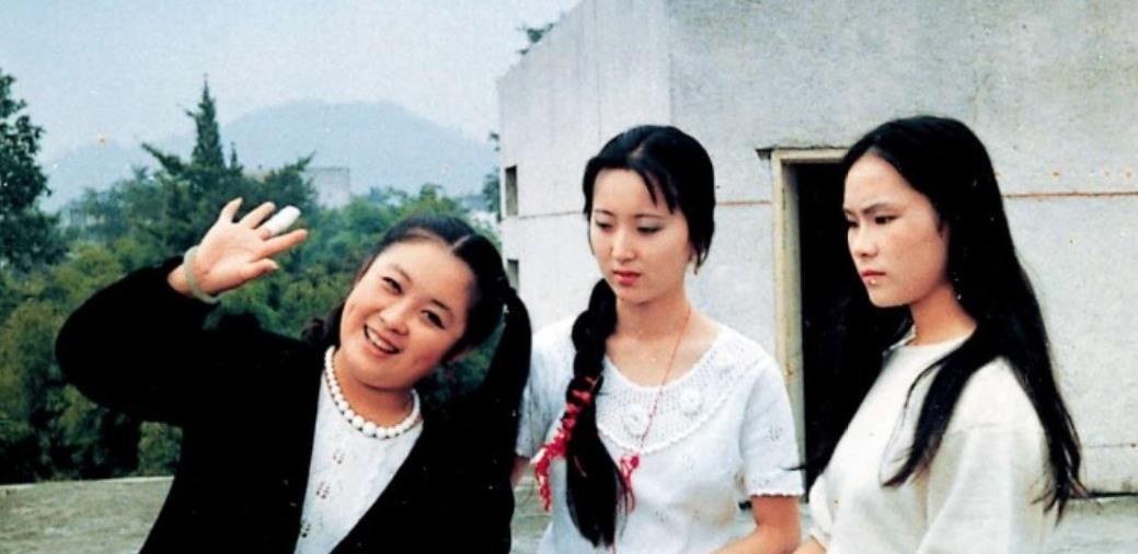 陈晓旭|陈晓旭与身边朋友罕见合影，脱下戏装的她，图片中依然惊艳