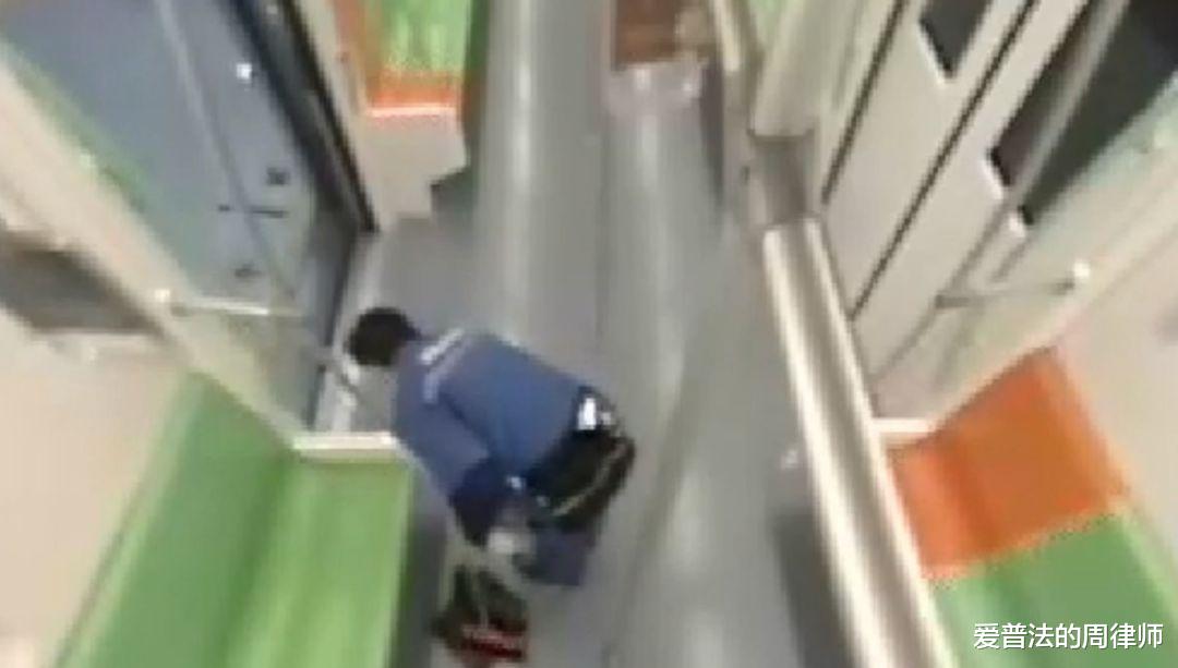 坐地铁意识3万余元,民警帮忙找回,一分不少!