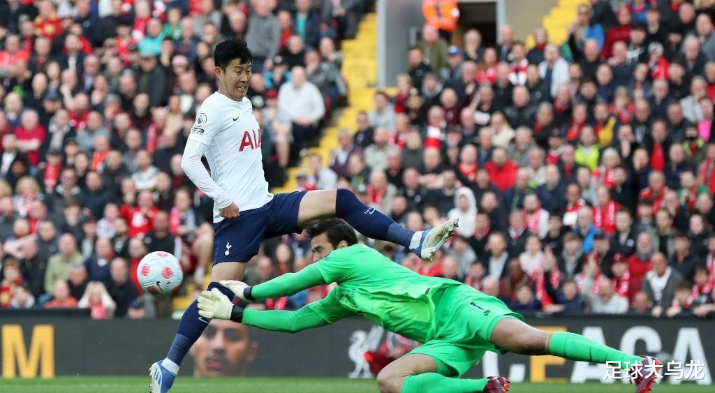 英超|1-1！英超大热轰然倒下，67%控球，狂轰24脚仍不赢，曼城笑纳大礼
