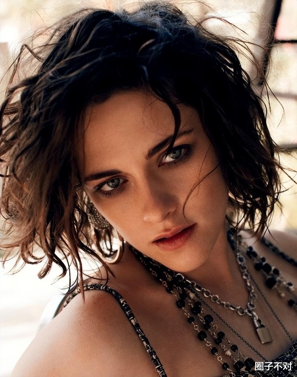 斯嘉丽|37岁“寡姐”斯嘉丽：后背肉乎乎，和第三任丈夫结婚两年，很恩爱