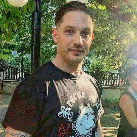 一群纹身男人怒了：虐待动物的人，最窝囊！