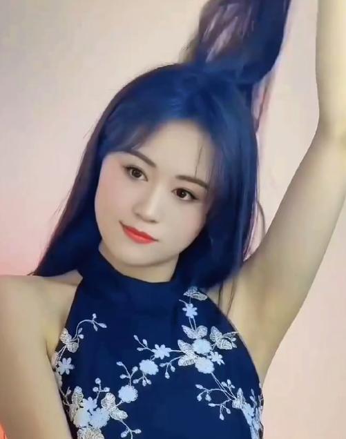 布鲁克林|陈萌又去拍摄写真集了，怀孕以后反而瘦出锁骨，张开手臂秀好身材