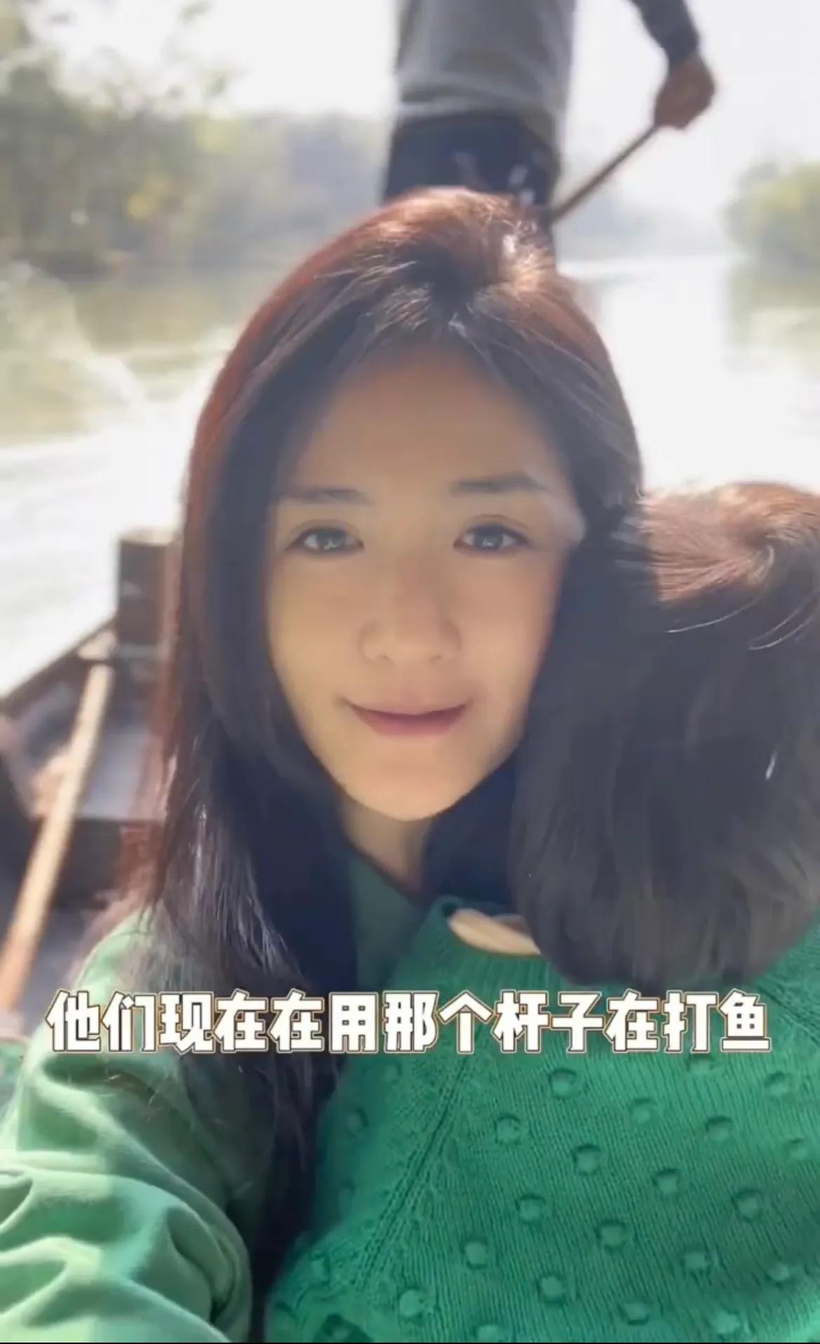 谢娜|谢娜带仨女儿游船超温馨，跳跳俏俏歌声不断，1岁小咘芽发量优越