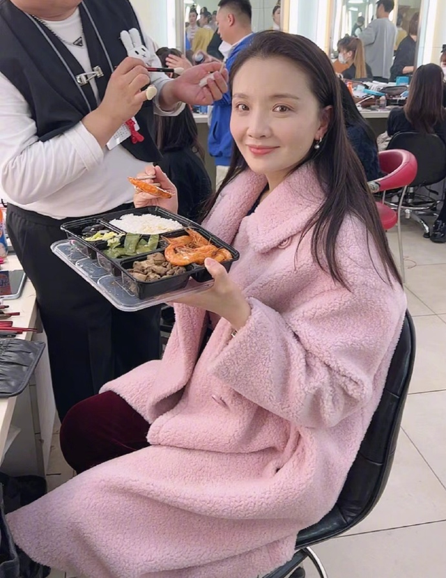 春晚|孙茜晒春晚盒饭引争议,二荤二素有水果,但某些明星就觉得难吃