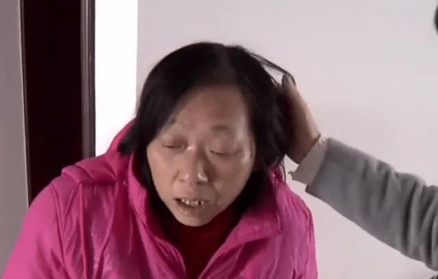 50岁大叔娶24岁媳妇,甘愿当上门女婿,为百万拆迁款下跪道歉